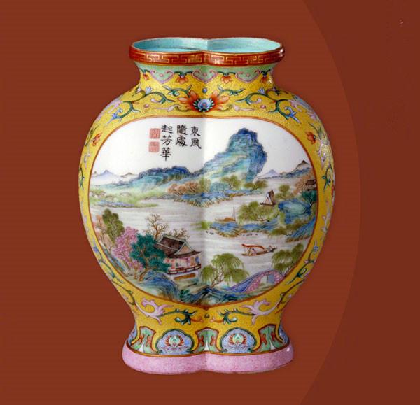 A yellow-ground famille-rose paired vase painted with landscape paintings from the Qianlong Period of the Qing Dynasty (1644-1911). (Photo/Official Weibo account of the Palace Museum)