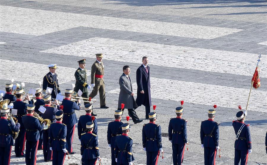 Chinese President Xi Jinping, accompanied by Spain\'s King Felipe VI, inspects the honour guard at Plaza de la Armeria in Madrid, Spain, Nov. 28, 2018. Xi was welcomed by King Felipe VI with a grand ceremony. (Xinhua/Gao Jie)