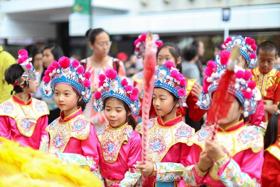 Chinese lion dancers and child opera performers are seen in the parade, presenting the charm of traditional Chinese culture. The China Cultural Center in New Zealand has joined hands with the New Zealand Charitable Association this year to convene a group of Chinese performers to take part in the festive event. (Photo/Chinaculture.org)