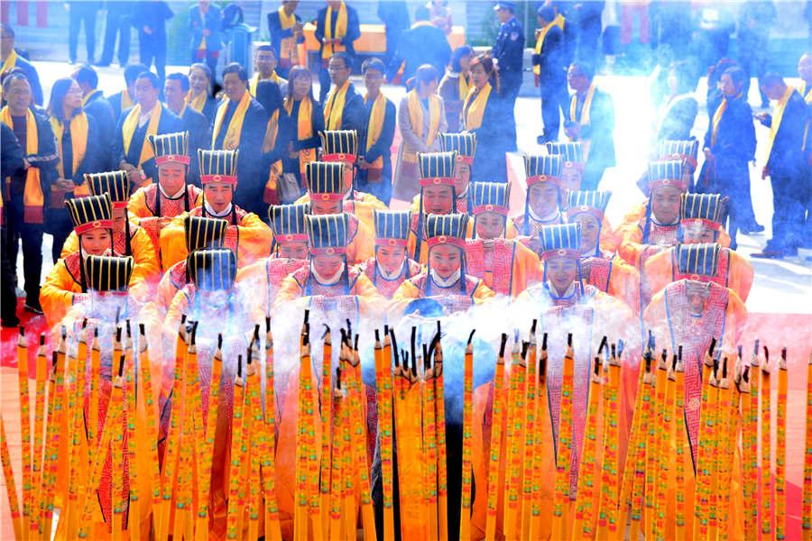 A sacrificial ceremony at Yellow Emperor cultural scenic spot in Qingyang city of Gansu Province. (Photo provided to chinadaily.com.cn)