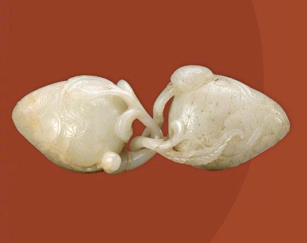 A gray jade paired litchi box from the Ming Dynasty (1368-1644). (Photo/Official Weibo account of the Palace Museum)
In the chilly winter, holding your lover\'s hands will surely warm your body and heart. In celebration of winter, the Palace Museum in Beijing has shared a range of photos featuring paired utensils with netizens on the micro blog Sina Weibo. The utensils in paired form usually symbolize fineness and bring a sense of warmth. Let\'s take a look at the paired utensils from the museum\'s collection.