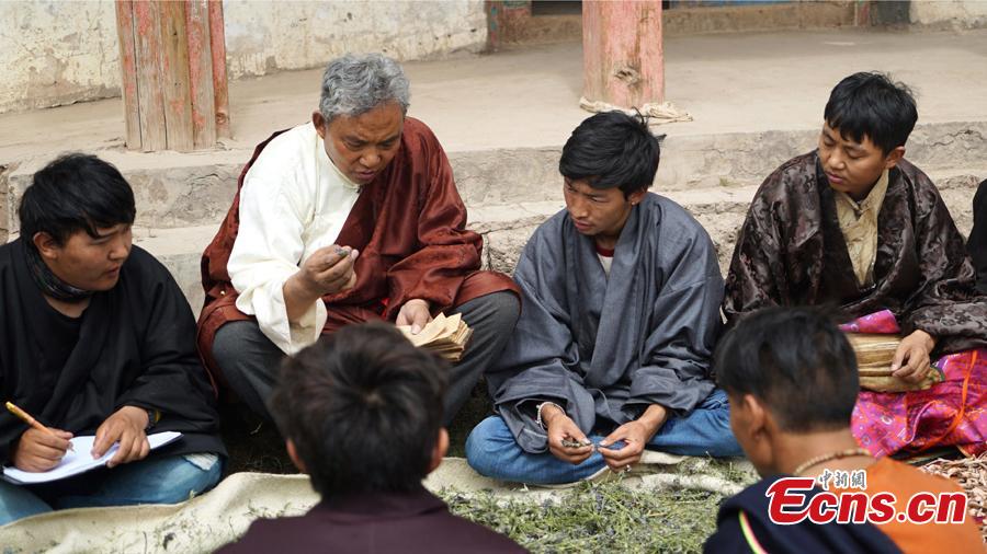 A traditional Tibetan physician teaches students how to identify medicinal herbs. The 13th session of the UNESCO Intergovernmental Committee for the Safeguarding of the Intangible Cultural Heritage inscribed Lum medicinal bathing of Sowa Rigpa onto the Representative List of the Intangible Cultural Heritage of Humanity, at a convention held in Port Louis, capital of the Republic of Mauritius, Nov. 28, 2018.(Photo provided by the National Center for the Safeguarding of the Intangible Cultural Heritage in China)