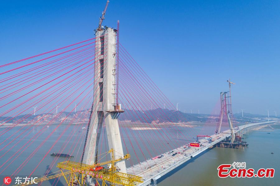 Photo taken on Nov. 28, 2018 shows the Poyang Lake No. 2 Bridge in east China\'s Jiangxi Province. The closure of the main project of the Poyang Lake No. 2 Bridge, which links Duchang County and Lushan City in Jiangxi, was completed on Wednesday. The bridge spans over the Laoyemiao water area of the Poyang Lake, which is often referred to as \
