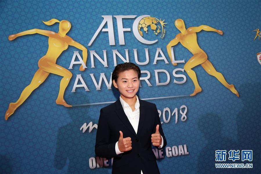 Wang Shuang poses in front of the poster of the AFC Annual Awards 2018. (Photo/Xinhua)
Chinese midfielder Wang Shuang received the Women\'s Player of the Year award at the AFC (Asia Football Confederation) Annual Awards 2018 in Muscat, Oman, on Nov. 28.
Wang Shuang, who plays for Paris Saint-Germain in the Division 1 Féminine, claimed the award for the first time, following an impressive year at both club and international level.
\