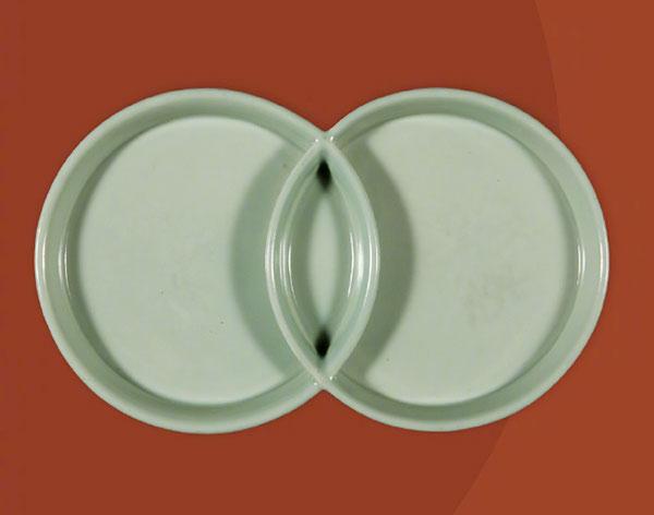 A pink green-glazed paired round plate from the Yongzheng Period of the Qing Dynasty. (Photo/Official Weibo account of the Palace Museum)
