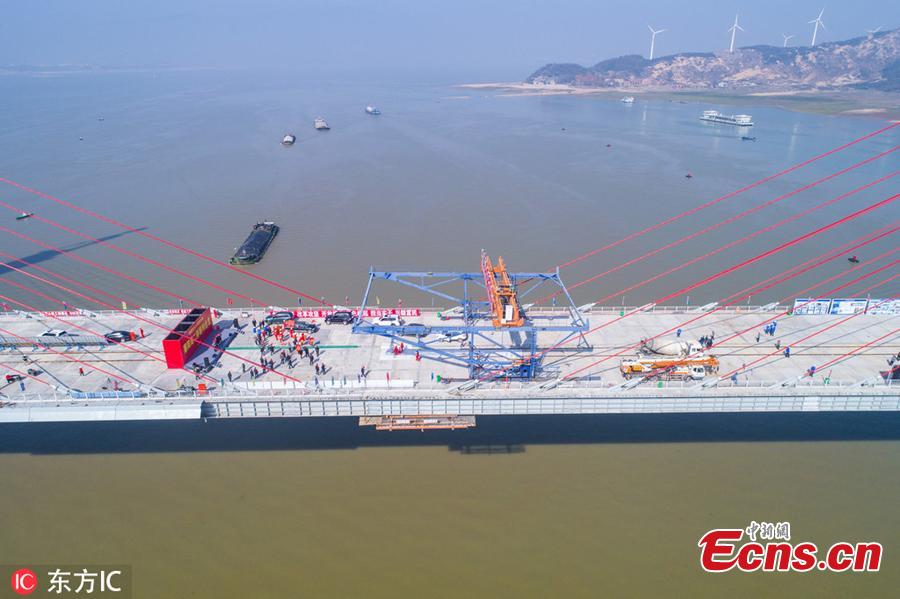 Photo taken on Nov. 28, 2018 shows the construction site of the Poyang Lake No. 2 Bridge in east China\'s Jiangxi Province. The closure of the main project of the Poyang Lake No. 2 Bridge, which links Duchang County and Lushan City in Jiangxi, was completed on Wednesday.(Photo/IC)