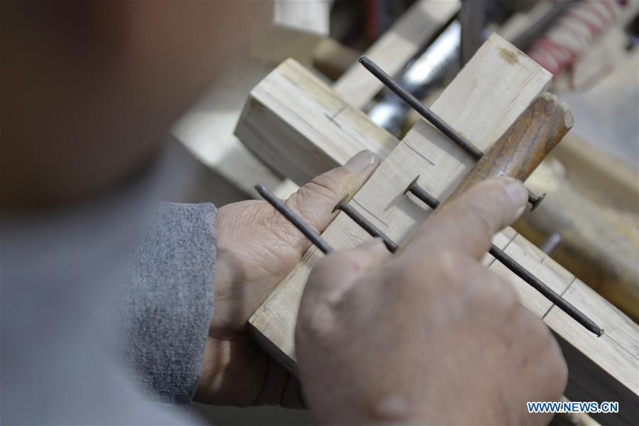 Hou Quanchen makes a Kong Ming Lock in Shahe City, north China\'s Hebei Province on Nov. 28, 2018. Hou Quanchen, who is in his seventies, has devoted himself in the studying and making of Kong Ming Locks and has tried to promote this art among local residents ever since his retirement. (Xinhua/Tian Xiaoli)