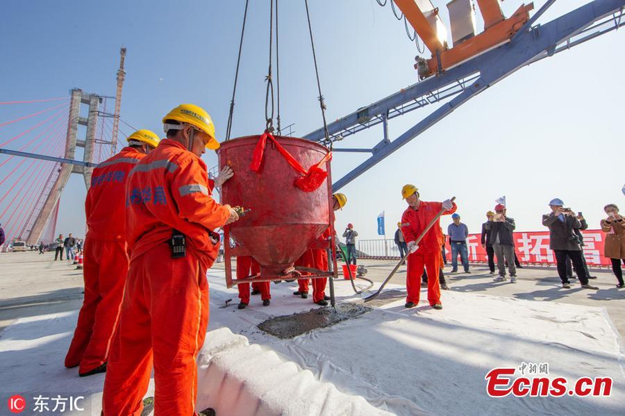 Workers are seen at the construction site of the Poyang Lake No. 2 Bridge in east China\'s Jiangxi Province, Nov. 28, 2018.The closure of the main project of the Poyang Lake No. 2 Bridge, which links Duchang County and Lushan City in Jiangxi, was completed on Wednesday.(Photo/IC)