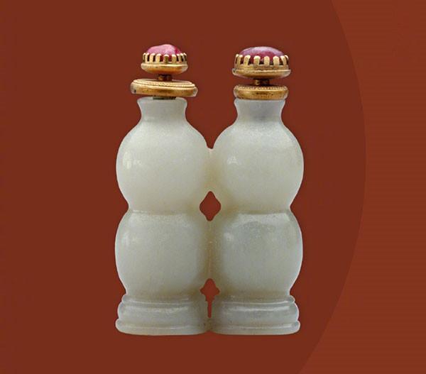 A gray jade paired snuff bottle in the shape of gourd from the Qianlong Period of the Qing Dynasty. (Photo/Official Weibo account of the Palace Museum)