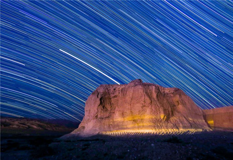 The Great Wall pier under the Milky Way in Gansu Province. (Photo provided to chinadaily.com.cn)
During the first phase of the program in October, different creation teams were sent to nine cities and prefectures in the province to survey local cultural and tourism elements including scenic spots, history, folk customs and food. So far, 502 articles have been created and published online, while more than 10,000 pictures and about 50 videos have been shot.
vGansu will launch the next phase by focusing on its winter and spring tourism resources later, as well as promoting the construction of content clouds in other regions, to comprehensively improve its competitiveness in tourism.