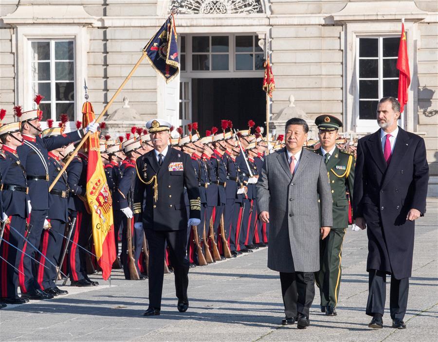 Chinese President Xi Jinping, accompanied by Spain\'s King Felipe VI, inspects the honour guard at Plaza de la Armeria in Madrid, Spain, Nov. 28, 2018. Xi was welcomed by King Felipe VI with a grand ceremony. (Xinhua/Li Xueren)