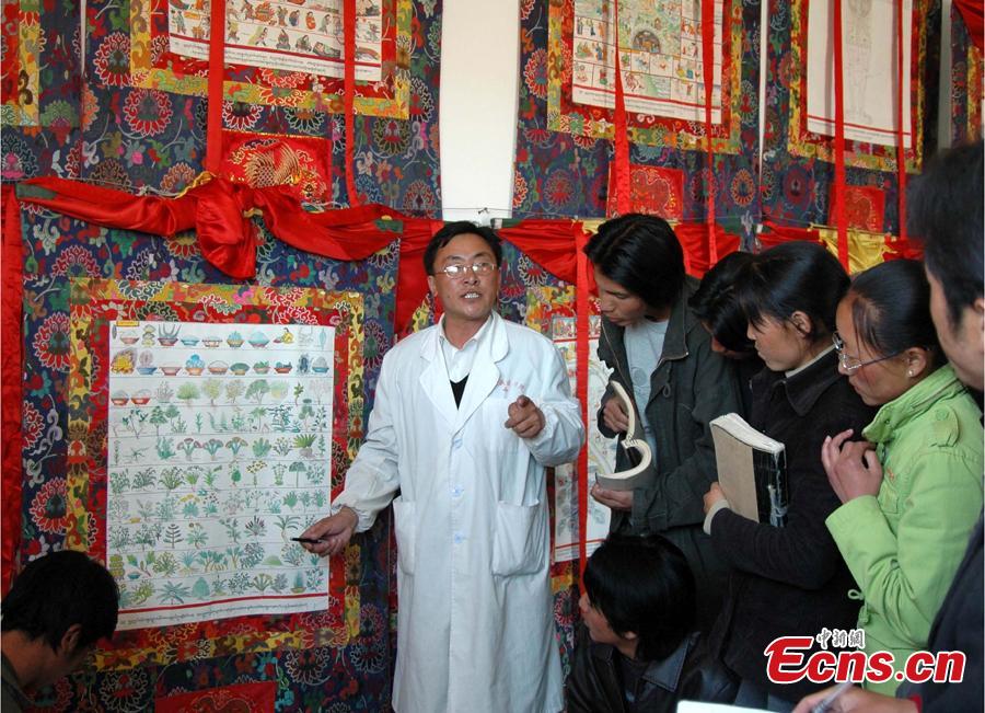 Sonam Tsering, a Manpa (traditional physician), introduces the medicinal herbs to students for the Lum bathing recorded in the medical thangka of Gyud zhi (the Four Trantras). The 13th session of the UNESCO Intergovernmental Committee for the Safeguarding of the Intangible Cultural Heritage inscribed Lum medicinal bathing of Sowa Rigpa onto the Representative List of the Intangible Cultural Heritage of Humanity, at a convention held in Port Louis, capital of the Republic of Mauritius, Nov. 28, 2018.(Photo provided by the National Center for the Safeguarding of the Intangible Cultural Heritage in China)