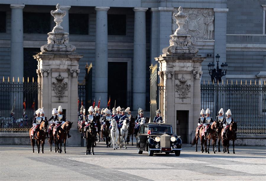 Chinese President Xi Jinping and his wife Peng Liyuan arrive at Plaza de la Armeria in Madrid, Spain, Nov. 28, 2018. Xi was welcomed by King Felipe VI with a grand ceremony. (Xinhua/Xie Huanchi)