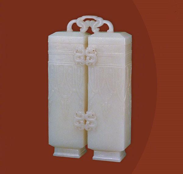 A gray jade paired capped bottle from the Qianlong Period of the Qing Dynasty. (Photo/Official Weibo account of the Palace Museum)