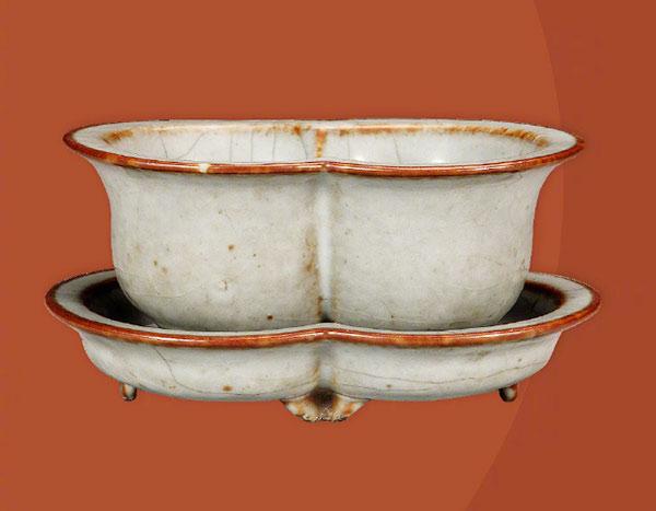 A Guan-type paired casket in the shape of flowerpot from the Qianlong Period of the Qing Dynasty. (Photo/Official Weibo account of the Palace Museum)