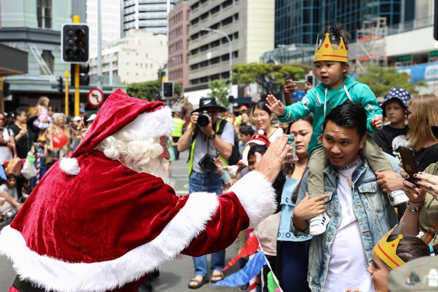 A Very Welly Christmas Parade attracts crowds of people in Lambton Quay in Wellington, New Zealand, on Nov. 24 and 25, transforming the street into a Christmas wonderland. (Photo/Chinaculture.org)