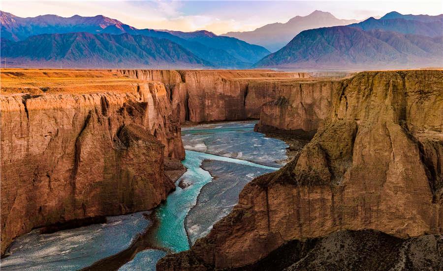 The Taolai River Gorge at Jiayuguan Pass in Gansu Province. (Photo provided to chinadaily.com.cn)
Gansu province in Northwest China is located at a pivot zone of the ancient Silk Road, where different cultures and civilizations once collided. Its variety of landscapes, long history, brilliant cultures and numerous cultural attractions have made Gansu a unique place for travel.
Gansu has collected an investment of 10.5 million yuan (around $1.51 million) to launch the construction of a content cloud of all-for-one tourism, which will provide more in-depth and targeted information for tourists coming to Gansu, according to Huo Yulong, a deputy head from Gansu\'s bureau of culture and tourism.