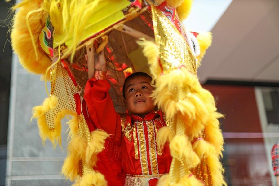 A child performs a lion dance during the parade on Nov. 24, 2018. (Photo/Chinaculture.org)