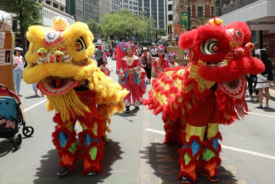 Chinese lion dancers and child opera performers are seen in the parade, presenting the charm of traditional Chinese culture. The China Cultural Center in New Zealand has joined hands with the New Zealand Charitable Association this year to convene a group of Chinese performers to take part in the festive event. (Photo/Chinaculture.org)
