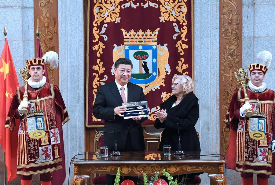 Chinese President Xi Jinping is conferred with a golden key to the city of Madrid at a presentation ceremony held in Madrid City Hall in Madrid, Spain, Nov. 28, 2018. (Xinhua/Rao Aimin)