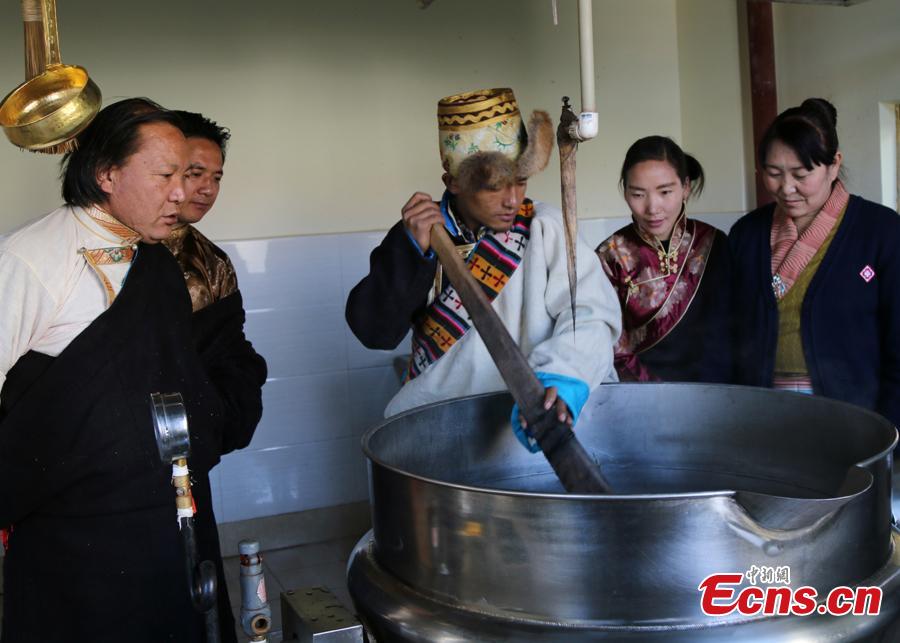 An inheritor of traditional Tibetan bathing directs a pharmacist to decoct herbs. The 13th session of the UNESCO Intergovernmental Committee for the Safeguarding of the Intangible Cultural Heritage inscribed Lum medicinal bathing of Sowa Rigpa onto the Representative List of the Intangible Cultural Heritage of Humanity, at a convention held in Port Louis, capital of the Republic of Mauritius, Nov. 28, 2018.(Photo provided by the National Center for the Safeguarding of the Intangible Cultural Heritage in China)