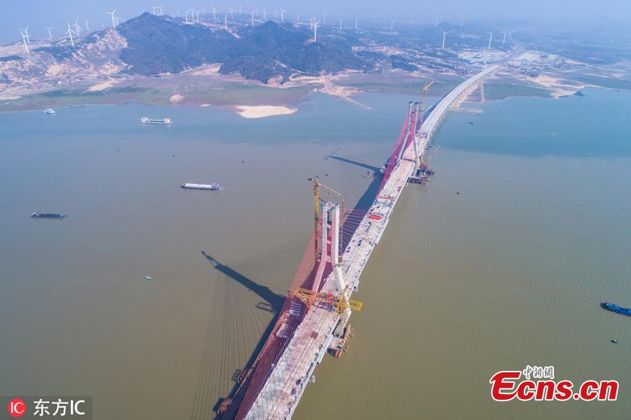 Photo taken on Nov. 28, 2018 shows the construction site of the Poyang Lake No. 2 Bridge in east China\'s Jiangxi Province. The closure of the main project of the Poyang Lake No. 2 Bridge, which links Duchang County and Lushan City in Jiangxi, was completed on Wednesday.(Photo/IC)