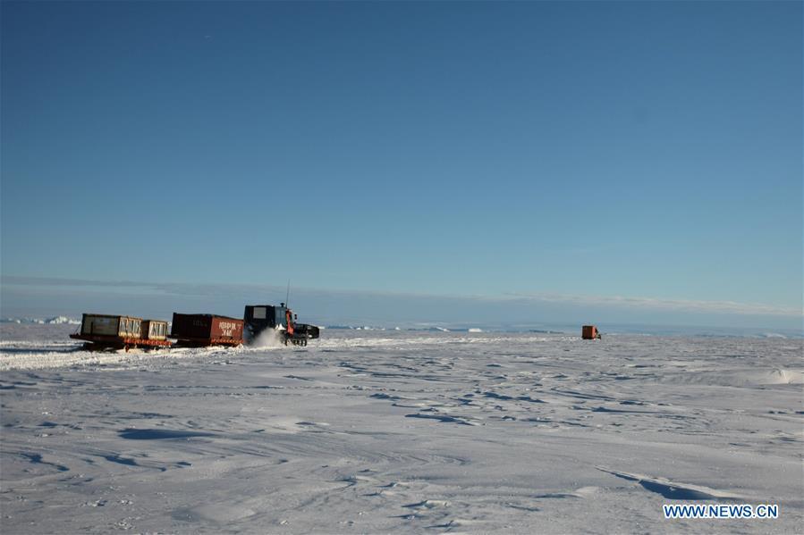 Snowmobiles loaded with supplies head for the Zhongshan station in Antarctica, Dec. 2, 2018. China\'s research icebreaker Xuelong, also known as the Snow Dragon, is now 44 kilometers away from the Zhongshan station. Unloading operations have been carried out after the routes were determined. (Xinhua/Liu Shiping)