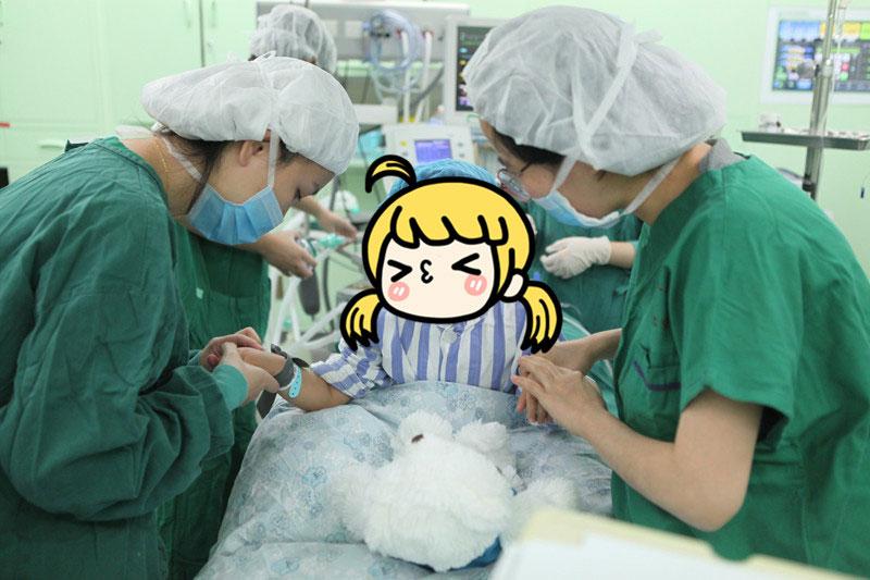 Yanyan, 3, receives medical treatment at a hospital in Nanjing, East China\'s Jiangsu Province. (Photo/provided to chinadaily.com.cn)
A 3-year-old girl from East China\'s Shandong Province has become the youngest breast cancer survivor after undergoing treatment at a hospital in Nanjing, East China\'s Jiangsu Province.
In March, the mother of the girl Yanyan noticed some red and sticky stains on her singlet and in the following days, the stains frequently appeared on the girl\'s clothes.
The mother became more scared when she found there was something on the girl\'s left chest, and the lump was soft and could move slightly. The mother took the girl to hospital for examinations.