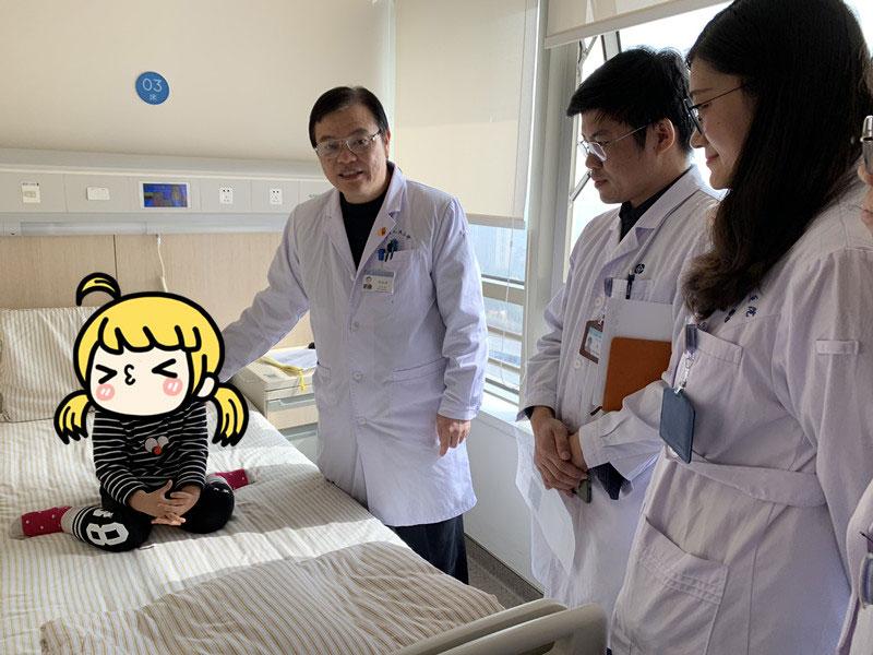 Yanyan, 3, receives medical treatment at a hospital in Nanjing, East China\'s Jiangsu Province. (Photo/provided to chinadaily.com.cn)
Considering the surgery effects on the girl as she grows up, the team finally adopted a plan of removing the lump while preserving the mammary glands. The breast cancer specialist Tang Jinhai at the Jiangsu hospital carried out the surgery.
After removing the bad tissues from the breast, doctors also took the lymph node for a biopsy. The biopsy showed negative, which meant that the cancer had not extended to other places and doctors did not need to cut more tissues.
Yanyan, who left the hospital Monday, is set to have a full recovery now.