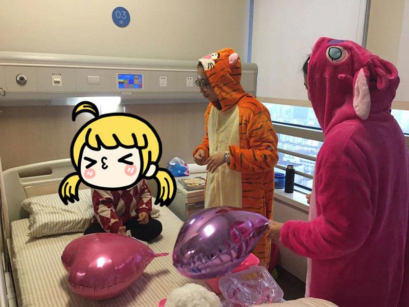 Yanyan, 3, receives medical treatment at a hospital in Nanjing, East China\'s Jiangsu Province. (Photo/provided to chinadaily.com.cn)
Doctors at some hospitals told the mother that the girl could be maturing early and asked her not to add too much dietary supplements for the toddler.
However, the mother realized that she hardly added any supplements for her daughter, and she decided to take her to other hospitals, and finally they went to Jiangsu Provincial People\'s Hospital where doctors diagnosed her the disease.
Doctors detected the lump in Yanyan\'s left breast and a swollen lymph node in her armpit. A biopsy confirmed that the lump was a kind of breast cancer that is commonly associated with adult women.