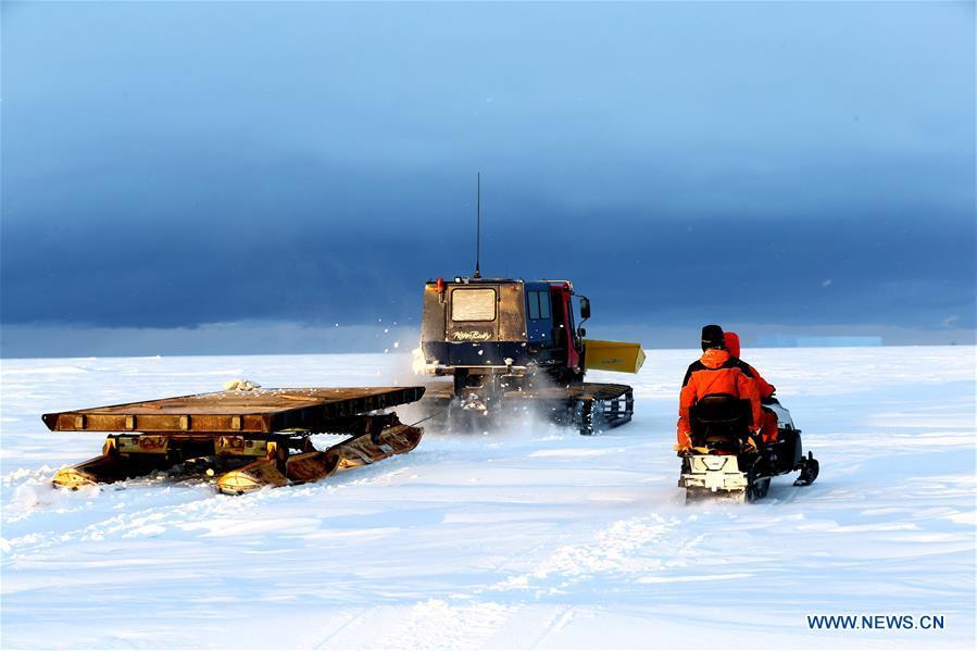 Staff members of the research team drive snowmobiles to detect routes on ice in Antarctica, Nov. 30, 2018. China\'s research icebreaker Xuelong, also known as the Snow Dragon, is now 44 kilometers away from the Zhongshan station. Unloading operations have been carried out after the routes were determined. (Xinhua/Liu Shiping)