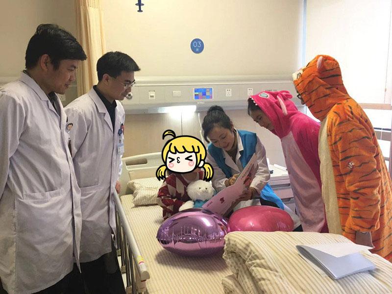 Yanyan, 3, receives medical treatment at a hospital in Nanjing, East China\'s Jiangsu Province. (Photo/provided to chinadaily.com.cn)
Yanyan had secretory breast carcinoma, a rare and slow-growing type of cancer, according to doctors, and she was the third and youngest patient of the disease in about half century.
The doctors at the Jiangsu hospital contacted the experts at Harvard Medical School and held video conferences to diagnose and discus the treatment plans.