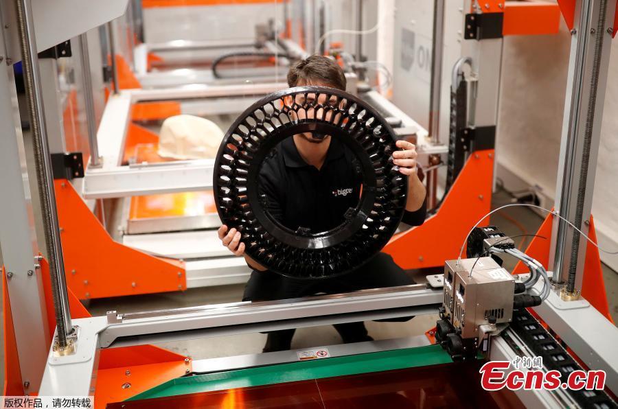 Designer Marco Mattia Cristofori of the German 3D printer manufacturer BigRep, checks a printed wheel of his nearly completely 3D printed e-motorcycle NERA in Berlin, Germany, December 3, 2018.(Photo/Agencies)
