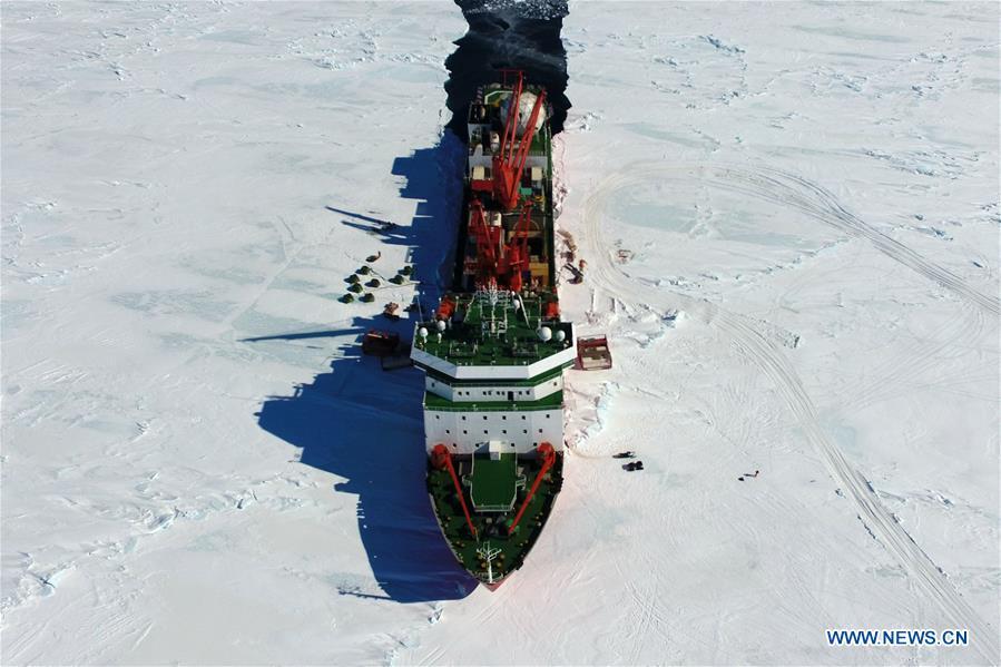 Aerial photo taken on Dec. 3, 2018 shows China\'s research icebreaker Xuelong in Antarctica. China\'s research icebreaker Xuelong, also known as the Snow Dragon, is now 44 kilometers away from the Zhongshan station. Unloading operations have been carried out after the routes were determined. (Xinhua/Liu Shiping)