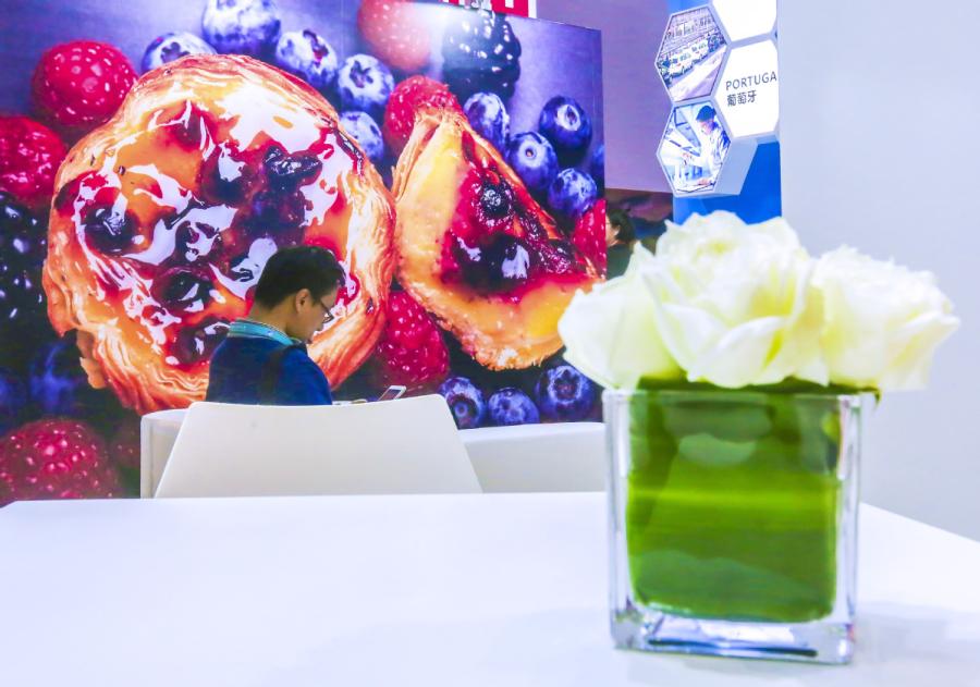 A visitor sits in the Portugal booth at the first China International Import Expo (CIIE) in Shanghai, Nov. 6, 2018. (Photo/Xinhua)
Trade and investment
China and Portugal have seen deeper economic cooperation during the past few years, with steady growth in trade and investment.
In the first 10 months of this year, bilateral trade increased by 8 percent to $5 billion. China\'s imports from Portugal surged 12.5 percent to $1.91 billion, according to China\'s Ministry of Commerce .
By the end of October, Portugal had invested $210 million in 255 projects in China, while Chinese companies had invested $9 billion in Portugal, in areas including energy, telecommunication equipment and finance.