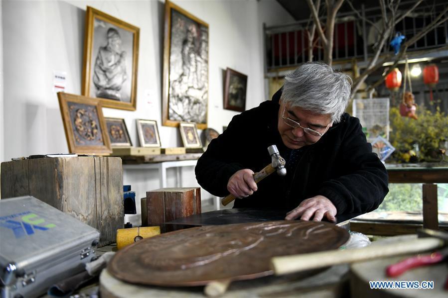 Guo Hailong, inheritor of welding-aided iron relief handicraft, is seen at his workshop in Deming ancient town of Shijiazhuang, capital of north China\'s Hebei Province, on Dec. 4, 2018. The craftsmanship was listed as the provincial intangible cultural heritage in 2013. (Xinhua/Chen Qibao)