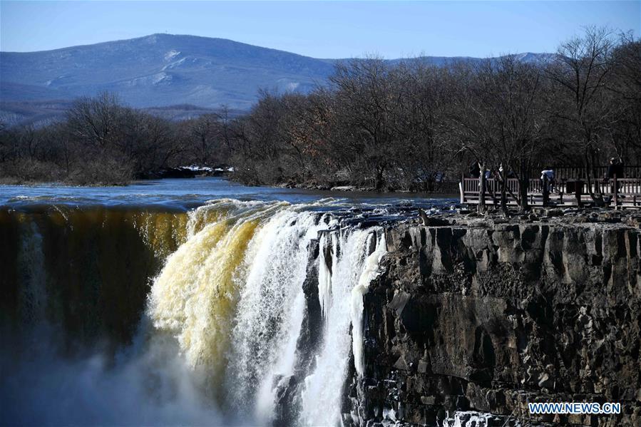 Photo taken on Dec. 5, 2018 shows the Diaoshuilou Waterfall on the Jingpo Lake, northeast China\'s Heilongjiang Province. The waterfall attracted many tourists. (Xinhua/Wang Jianwei)