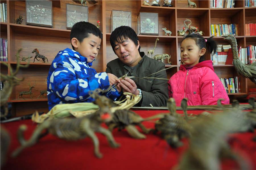 Han Liuye teaches children how to make things with straws on December 3 in a residential community in Zhangjiakou, Hebei Province. (Photo provided to chinadaily.com.cn)