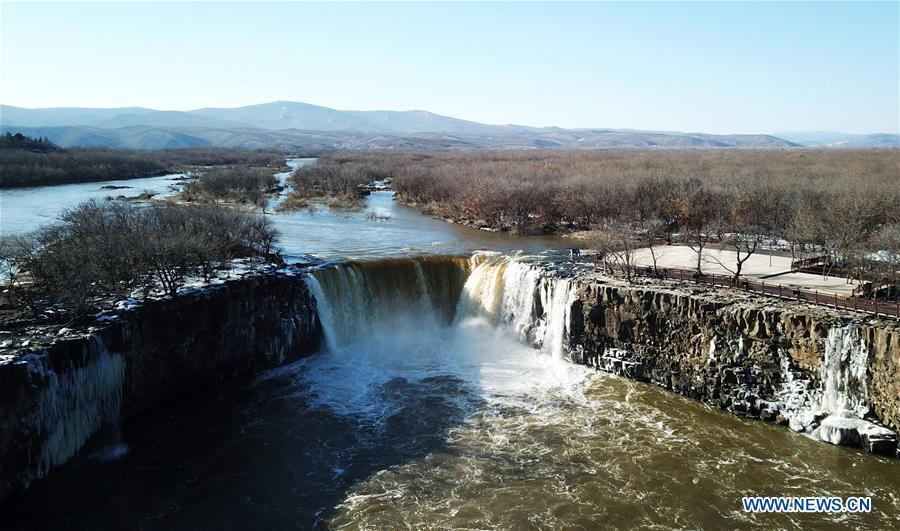 Photo taken on Dec. 5, 2018 shows the Diaoshuilou Waterfall on the Jingpo Lake, northeast China\'s Heilongjiang Province. The waterfall attracted many tourists. (Xinhua/Wang Jianwei)