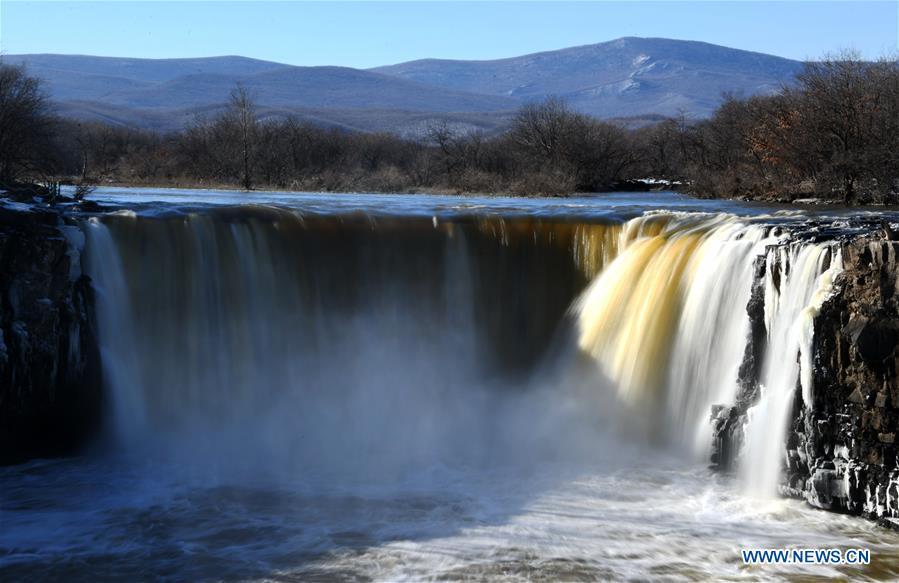 Photo taken on Dec. 5, 2018 shows the Diaoshuilou Waterfall on the Jingpo Lake, northeast China\'s Heilongjiang Province. The waterfall attracted many tourists. (Xinhua/Wang Jianwei)