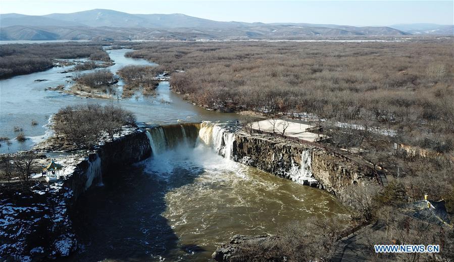 Photo taken on Dec. 5, 2018 shows the Diaoshuilou Waterfall on the Jingpo Lake, northeast China\'s Heilongjiang Province. The waterfall attracted many tourists. (Xinhua/Wang Jianwei)