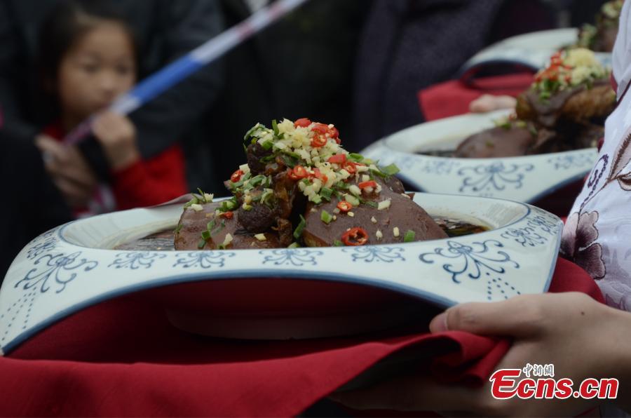 Eating lamb
Lamb is the main food chosen by Chinese people during Major Snow. It is excellent for nourishing the body, promoting blood circulation and providing protection against the cold. People in Chongqing like to have potted lamb soup or stewed lamb soup with their families and friends. Nanjing residents like to stew the lamb with yams or wolfberries to make it more nutritious.