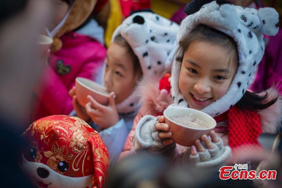 Eating porridge
Warm porridge could help increase one\'s personal heat and nourish the body in cold weather. In China, there is custom to eat red bean porridge on the first day of Winter Solstice and eight-treasure porridge on the eighth day of the last month of the lunar year. In addition, there are other porridges such as wheat porridge, sesame porridge, radish porridge, walnut porridge and tuckahoe porridge.