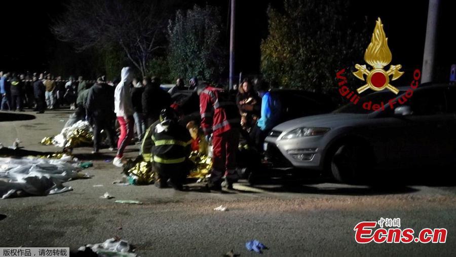 Emergency personnel attend to victims of a stampede at a nightclub in Corinaldo, near Ancona, Italy, December 8, 2018. At least six people were killed and more than 100 others injured in the accident, local media reported.(Photo/Agencies)