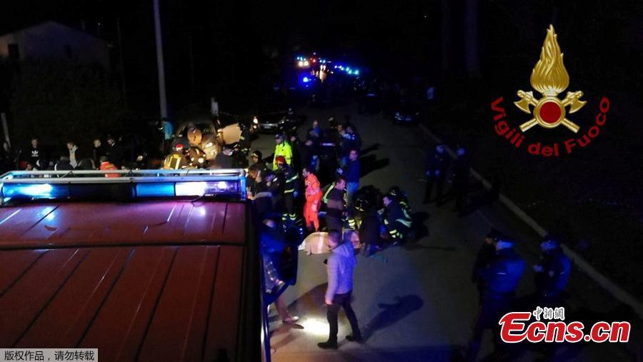Emergency personnel attend to victims of a stampede at a nightclub in Corinaldo, near Ancona, Italy, December 8, 2018. At least six people were killed and more than 100 others injured in the accident, local media reported.(Photo/Agencies)