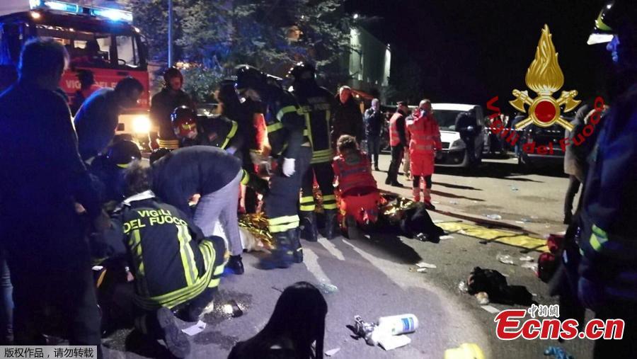 Emergency personnel attend to victims of a stampede at a nightclub in Corinaldo, near Ancona, Italy, December 8, 2018. At least six people were killed and more than 100 others injured in the accident, local media reported.(Photo/Agencies)