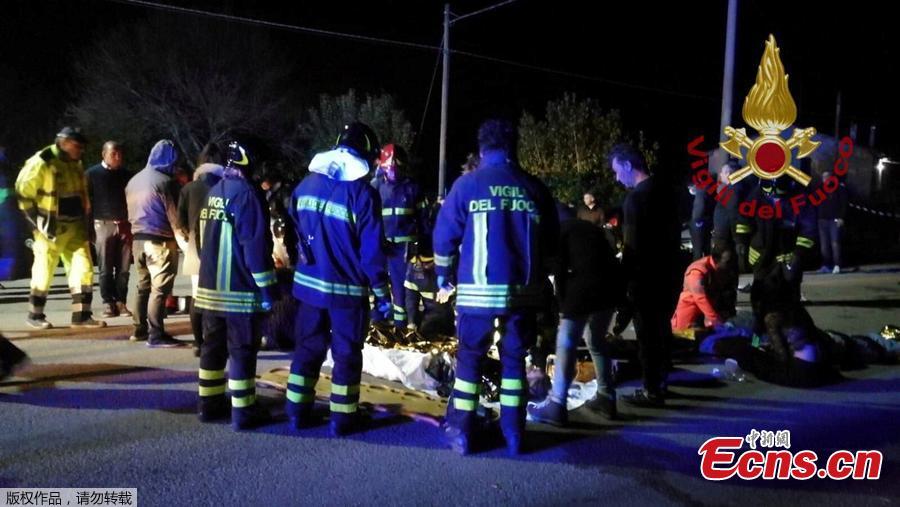 Emergency personnel attend to victims of a stampede at a nightclub in Corinaldo, near Ancona, Italy, December 8, 2018. At least six people were killed and more than 100 others injured in the accident, local media reported.(Photo/Agencies)