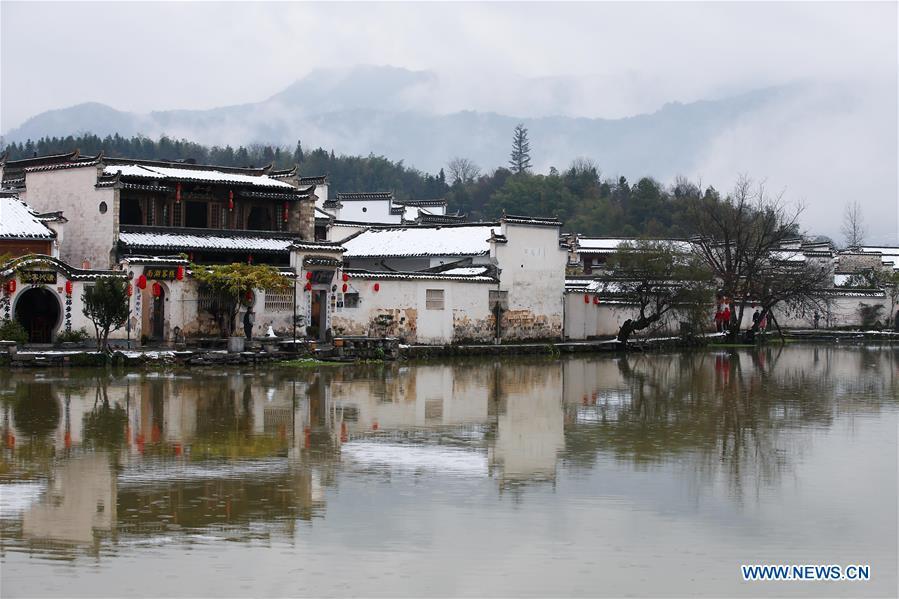 Photo taken on Dec. 9, 2018 shows the snow scenery of Hongcun Village in Yixian County, east China\'s Anhui Province. The cold wave brought snowfall to the village in recent days. (Xinhua/Shi Yalei)