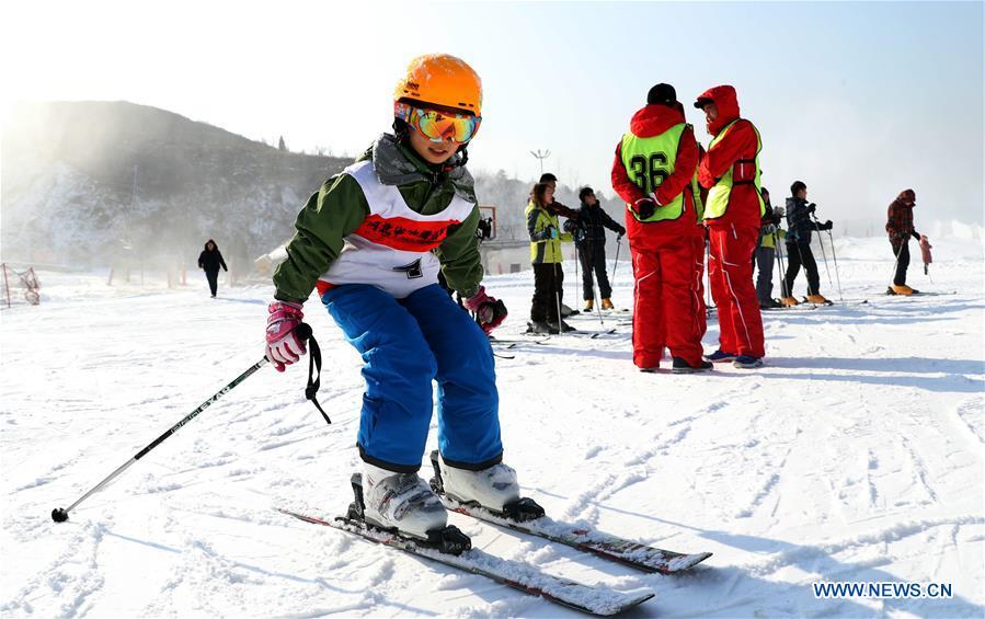 People ski at a skiing park in Luquan District in Shijiazhuang, capital of north China\'s Hebei Province, Dec. 9, 2018. (Xinhua/Zhang Xiuke)