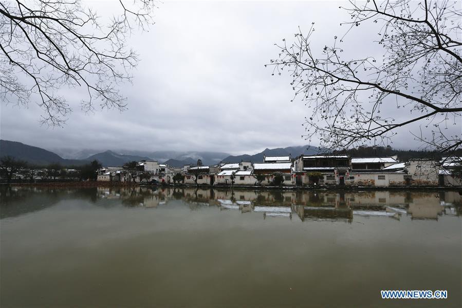 Photo taken on Dec. 9, 2018 shows the snow scenery of Hongcun Village in Yixian County, east China\'s Anhui Province. The cold wave brought snowfall to the village in recent days. (Xinhua/Shi Yalei)